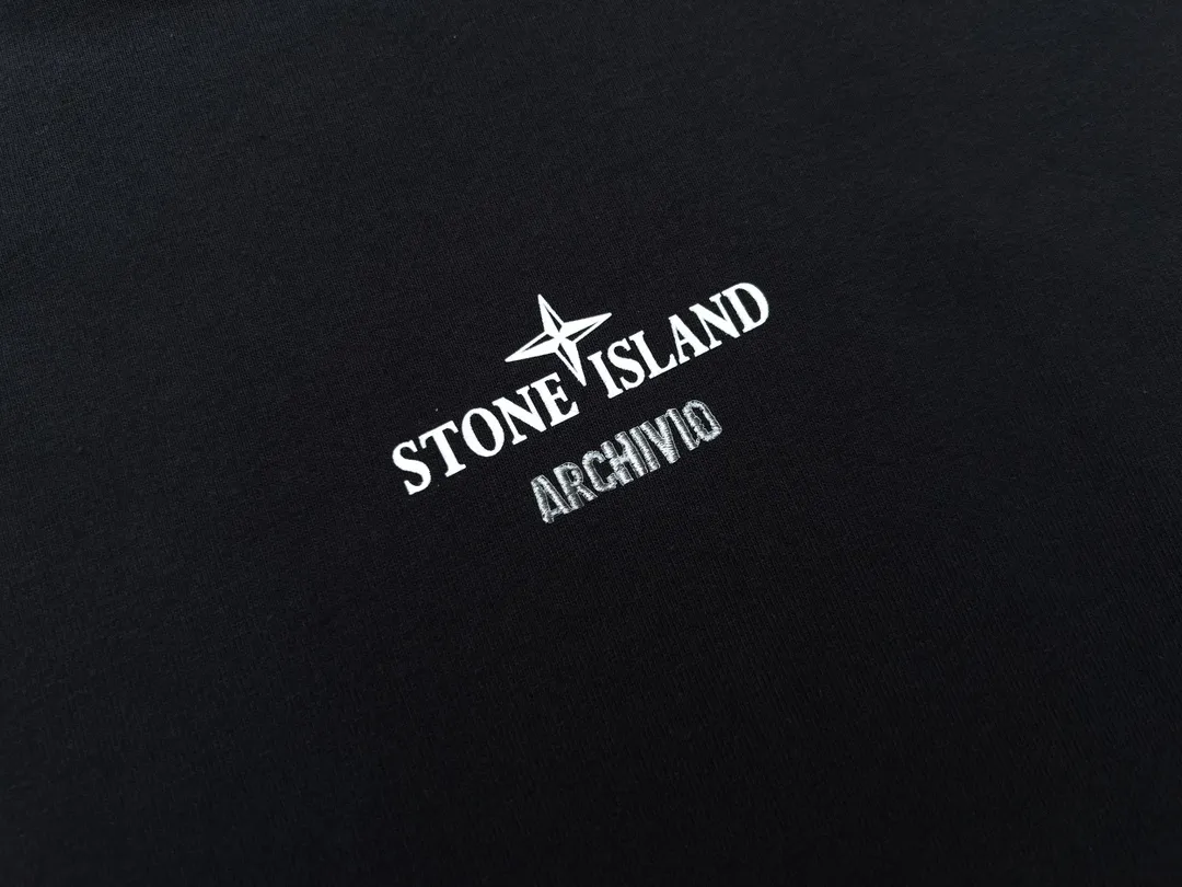 W619#P110💰 [Stone lsland/Stone Island summer new short-sleeved T-shirt with cotton pattern print on the back] ⚠️[Original creation with high control of details] - Made of 260 grams of combed cotton, 32 count double yarn, soft and comfortable to the touch, sweat-absorbent and breathable. - Simple, basic and versatile style, original quality, the first choice for couples. - Made in a large factory, four needles and five threads on the shoulder, neatly arranged, high quality workmanship. - Same style for men and women. Very versatile, one piece for everyone, details are clearly visible. Color: Black White Size: M L